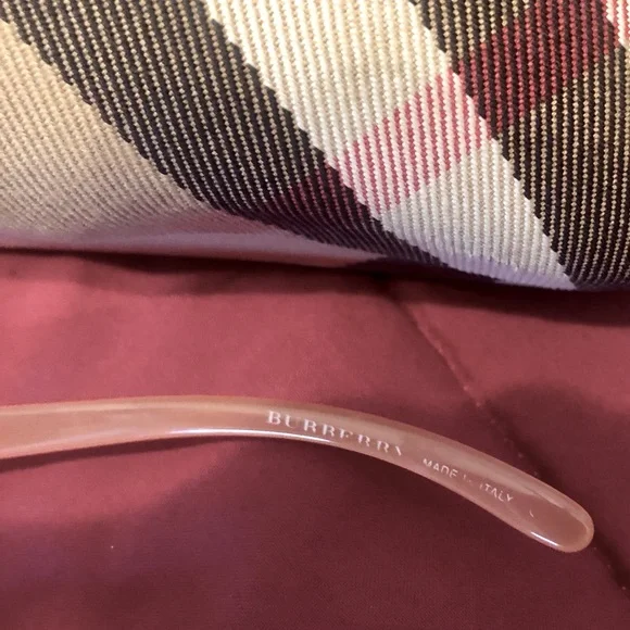 Burberry sunglasses in case - Picture 7 of 7